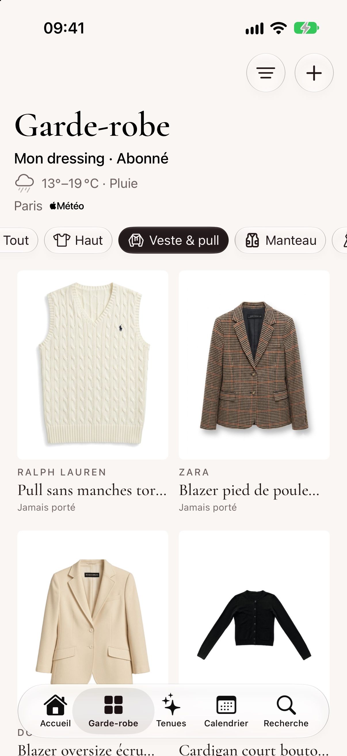 La garde-robe, filtrée sur les vestes et pulls : chaque pièce détourée, avec sa marque.