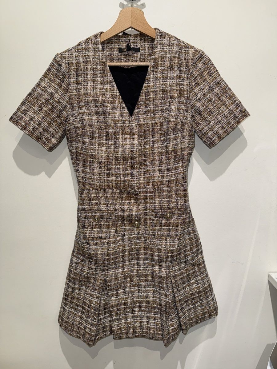 Une robe sur un cintre